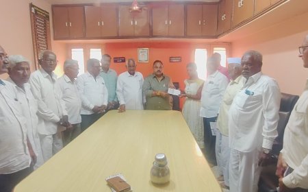 कोथळीतील अपघातग्रस्त कुटुंबाला जिल्हा बँकेकडून दोन लाखांचा विम्याचा धनादेश प्रदान