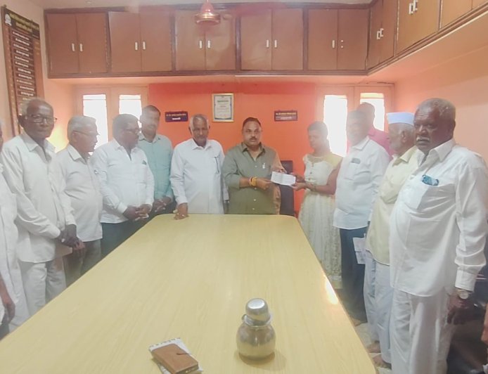 कोथळीतील अपघातग्रस्त कुटुंबाला जिल्हा बँकेकडून दोन लाखांचा विम्याचा धनादेश प्रदान