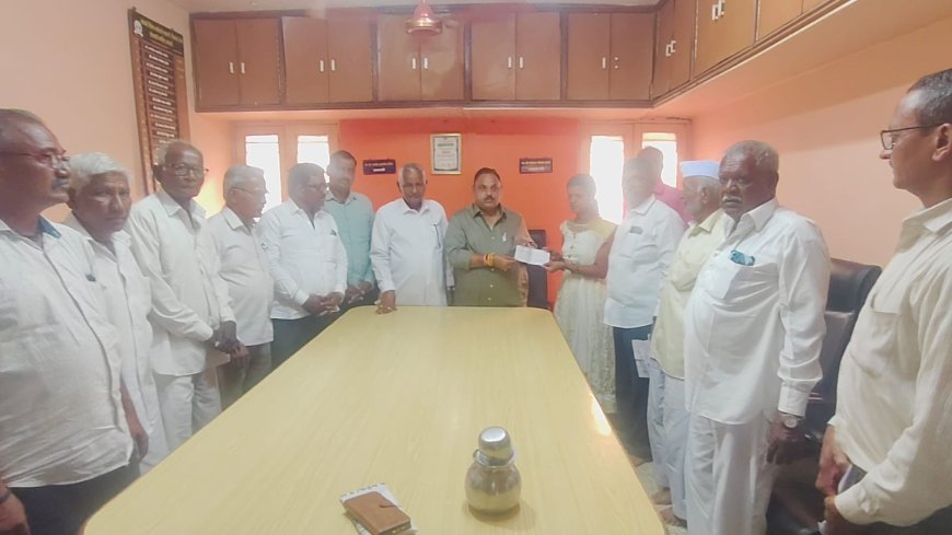 कोथळीतील अपघातग्रस्त कुटुंबाला जिल्हा बँकेकडून दोन लाखांचा विम्याचा धनादेश प्रदान