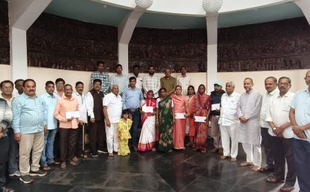 श्री दत्त शेतकरी सहकारी साखर कारखान्याच्या वतीने सभासद अपघाती विमा चेक प्रदान