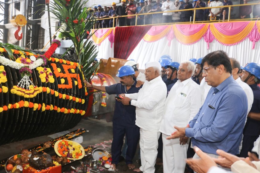 श्री.दत्त साखर शिरोळमध्ये रोलर पूजन संपन्न