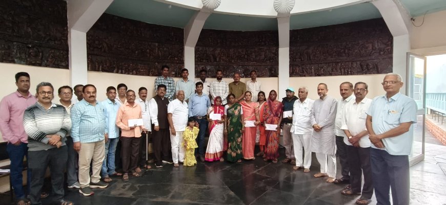 श्री दत्त शेतकरी सहकारी साखर कारखान्याच्या वतीने सभासद अपघाती विमा चेक प्रदान
