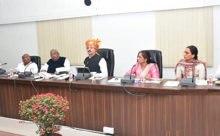 राज्याचे साखर आयुक्त डाॅ. संजय काेलते यांची कल्लाप्पाण्णा आवाडे जवाहर कारखान्यास भेट