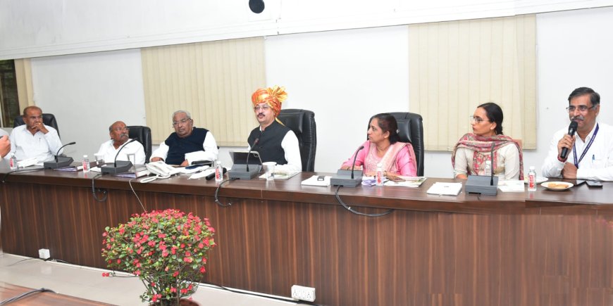 राज्याचे साखर आयुक्त डाॅ. संजय काेलते यांची कल्लाप्पाण्णा आवाडे जवाहर कारखान्यास भेट