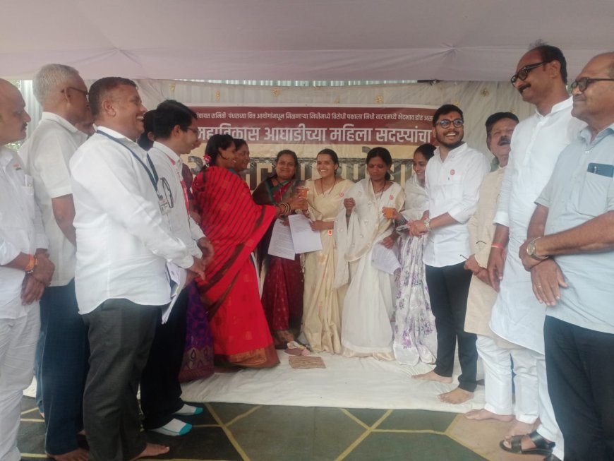 निधी वाटपामध्ये भेदभाव महा विकास आघाडीच्या महिला सदस्यांचे उपोषण