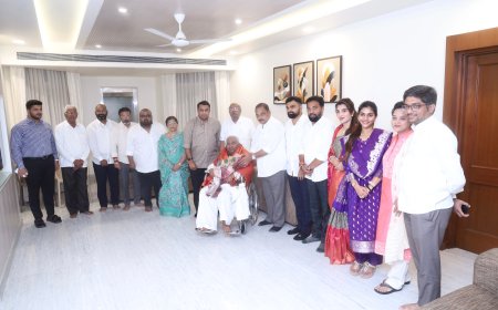 जीवनगौरव पुरस्काराबद्दल कल्लाप्पाण्णा आवाडे (दादा) यांचा यड्रावकर कुटुंबाकडून सत्कार
