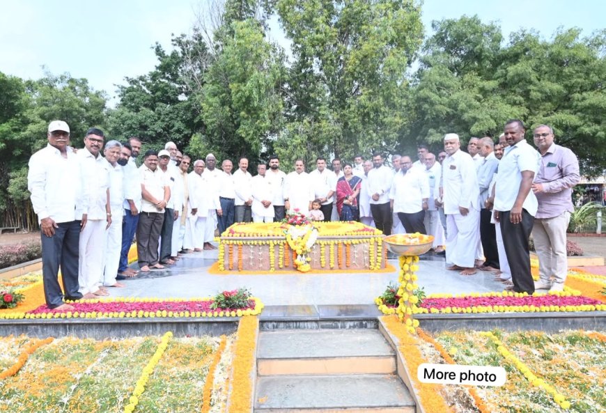 सहकारमहर्षी शामरावआण्णा पाटील यड्रावकर यांच्या स्मृतिस अभिवादन