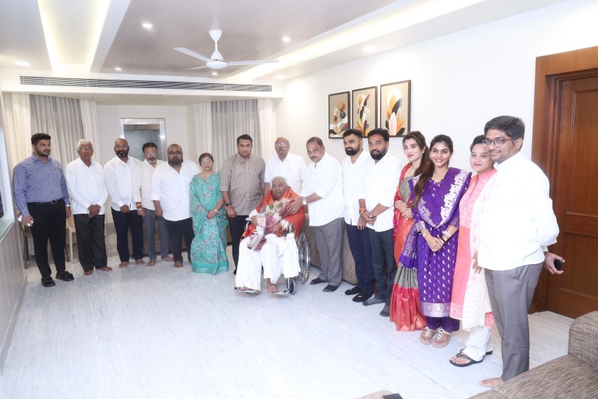 जीवनगौरव पुरस्काराबद्दल कल्लाप्पाण्णा आवाडे (दादा) यांचा यड्रावकर कुटुंबाकडून सत्कार